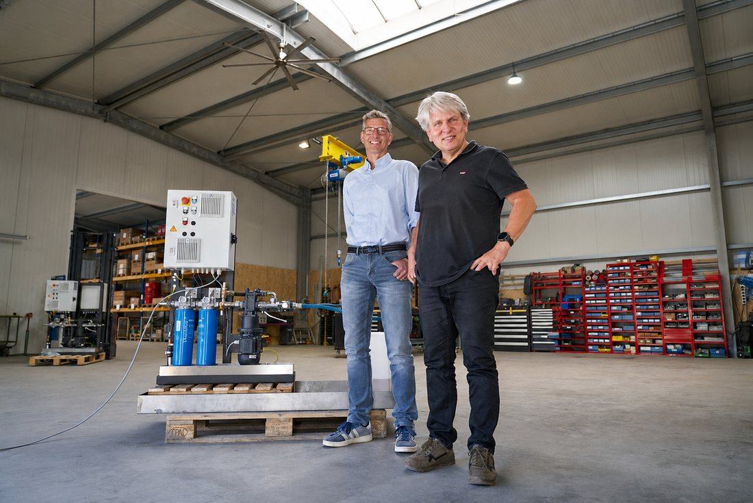 Daniel Blank und Thomas Wieck, Geschäftsführer, in der eigenen Werkstatt in Much – mit einer TOP-Kraftstoffreinigungsanlage